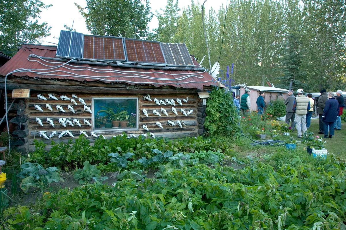 Cabin with rooftop solar panels in Wiseman, Alaska Cabin in Wiseman, Alaska, with solar panels mounted on its metal roof